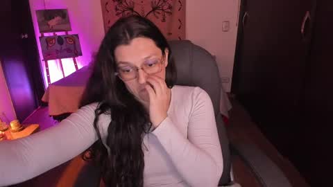 Snapshot of _peach__ chatting on 04-23-26, 03:41 violeta ig online show from 04-23-26, 03:41