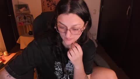 Snapshot of _peach__ chatting on 04-25-26, 03:42 violeta ig online show from 04-25-26, 03:42