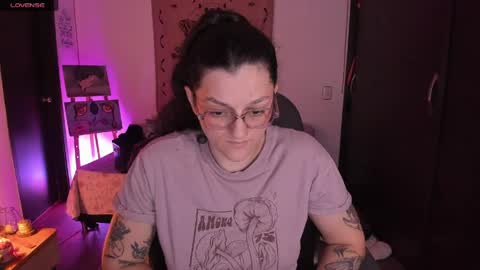 Snapshot of _peach__ chatting on 05-31-26, 02:53 violeta ig online show from 05-31-26, 02:53
