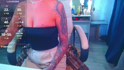 Snapshot of _pink__rabbit_ chatting on 05-10-26, 07:24 Ilona online show from 05-10-26, 07:24