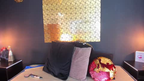 Laura online show from 12-21-24, 09:47