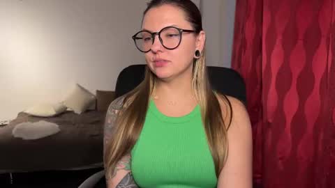  HADLY today day-off see u online 0112  online show from 09-29-25, 04:01