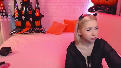 Merlizz Eva Jane Mila Nicole  left to right  online show from 10-28-25, 02:31