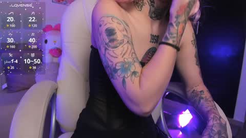 Snapshot of _sabrinamoon chatting on 01-24-25, 11:37 online show from 01-24-25, 11:37