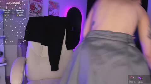 Snapshot of _sabrinamoon chatting on 02-18-25, 12:17 online show from 02-18-25, 12:17