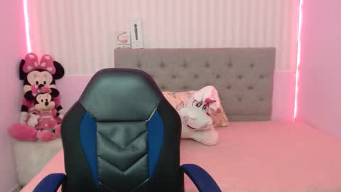 Snapshot of _sexyredhead_ chatting on 03-04-25, 12:12 KATA online show from 03-04-25, 12:12