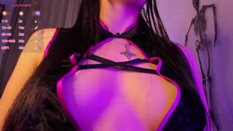 Snapshot of _strawberrycream chatting on 10-04-25, 05:00 Angela online show from 10-04-25, 05:00