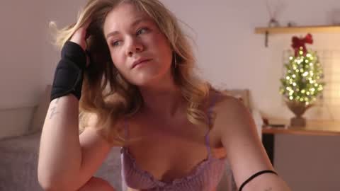Snapshot of _teasecake_ chatting on 12-23-24, 01:18 Annie online show from 12-23-24, 01:18