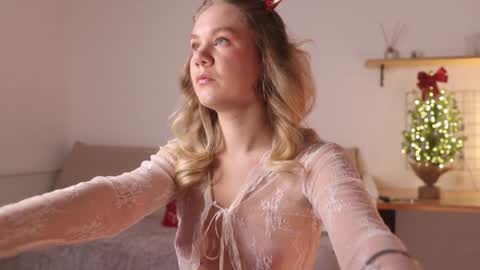 Snapshot of _teasecake_ chatting on 12-26-24, 01:40 Annie online show from 12-26-24, 01:40