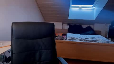 Snapshot of _v_l_a_d_ chatting on 05-14-26, 04:47 Vlad online show from 05-14-26, 04:47