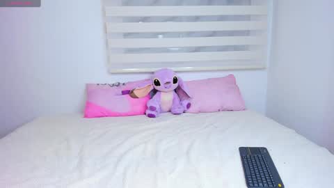 Snapshot of _violetadulce chatting on 12-18-24, 12:32 Violeta online show from 12-18-24, 12:32