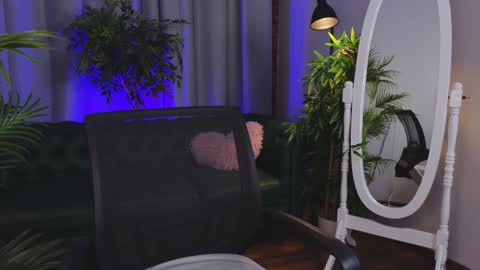 Snapshot of _wendy_evans_ chatting on 12-14-24, 04:52 Wendy online show from 12-14-24, 04:52