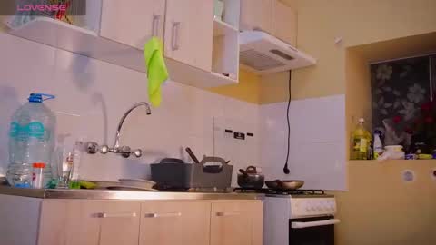 Snapshot of _your_little_nut chatting on 12-30-24, 05:26 Macca and Ana online show from 12-30-24, 05:26