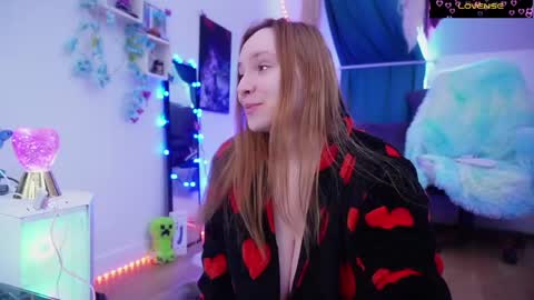 Snapshot of _yummy_girl_ chatting on 05-16-26, 12:26 Polly online show from 05-16-26, 12:26