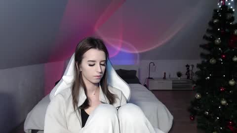 Snapshot of _yummybabes_ chatting on 01-03-25, 10:52 Nicole Thomas Dave online show from 01-03-25, 10:52