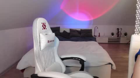 Snapshot of _yummybabes_ chatting on 02-18-25, 03:32 Nicole Thomas Dave online show from 02-18-25, 03:32