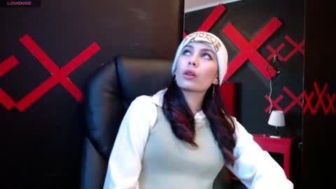 Snapshot of _yuyi chatting on 02-10-25, 11:15 Yuyi online show from 02-10-25, 11:15