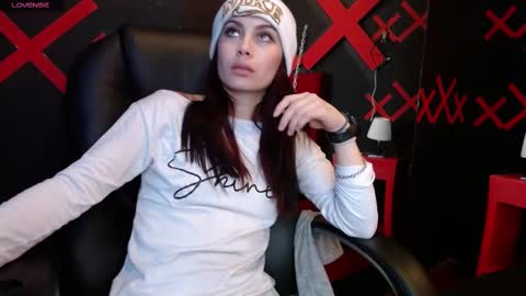 Snapshot of _yuyi chatting on 02-17-25, 05:32 Yuyi online show from 02-17-25, 05:32