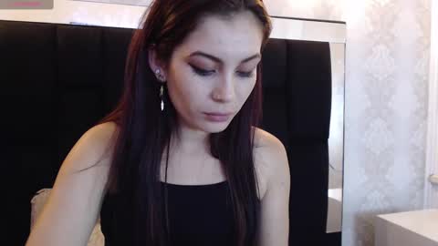 Snapshot of _yuyi chatting on 02-22-25, 05:24 Yuyi online show from 02-22-25, 05:24