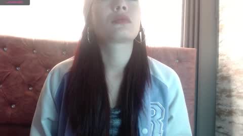 Yuyi online show from 11-18-25, 11:47