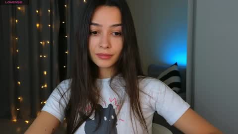 Snapshot of a_p_p_l_e chatting on 01-01-25, 02:51 Mila and Jess online show from 01-01-25, 02:51