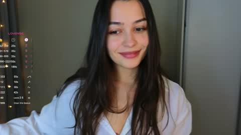 Snapshot of a_p_p_l_e chatting on 01-29-25, 04:08 Mila and Jess online show from 01-29-25, 04:08