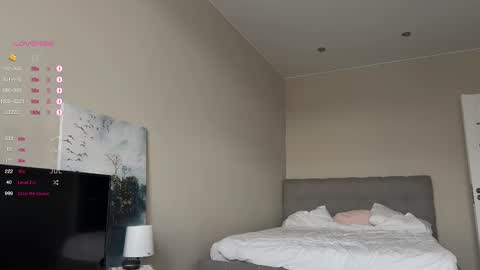 Snapshot of a_p_p_l_e chatting on 10-21-25, 08:37 Mila and Jess online show from 10-21-25, 08:37