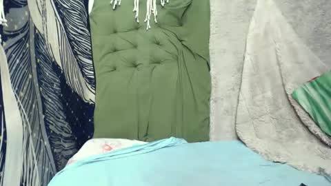 Snapshot of aaliyah04 chatting on 11-24-25, 06:13 BERLAT online show from 11-24-25, 06:13