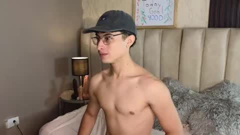 Snapshot of aaron_eze chatting on 01-12-26, 09:42 Aaron Ezequiel online show from 01-12-26, 09:42