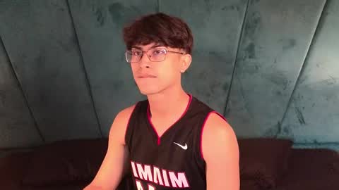 Snapshot of aaron_eze chatting on 04-11-26, 12:31 Aaron Ezequiel online show from 04-11-26, 12:31