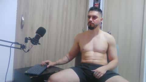 Aaron kwok online show from 11-23-25, 03:06