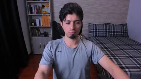 Snapshot of aaron_paul_ chatting on 12-22-25, 11:02 Aaron online show from 12-22-25, 11:02