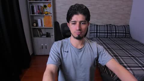 Snapshot of aaron_paul_ chatting on 01-05-26, 08:01 Aaron online show from 01-05-26, 08:01