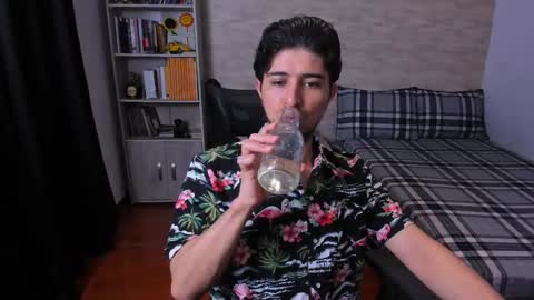 Snapshot of aaron_paul_ chatting on 01-06-26, 07:39 Aaron online show from 01-06-26, 07:39