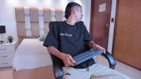 Aaron online show from 04-11-26, 08:02