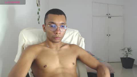 Snapshot of aaronblack1_ chatting on 01-20-25, 06:43 Heyy my name is Aaron online show from 01-20-25, 06:43