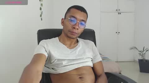 Snapshot of aaronblack1_ chatting on 01-22-25, 02:04 Heyy my name is Aaron online show from 01-22-25, 02:04