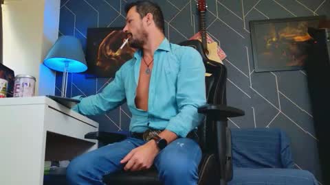 Snapshot of aaronbomer chatting on 09-18-25, 07:10 Aaron online show from 09-18-25, 07:10