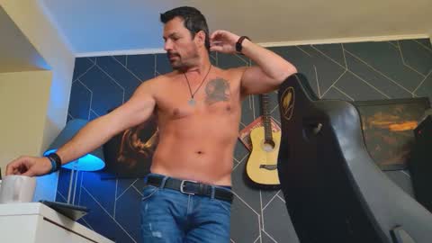 Snapshot of aaronbomer chatting on 10-07-25, 04:20 Aaron online show from 10-07-25, 04:20