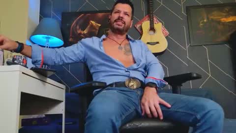 Snapshot of aaronbomer chatting on 10-21-25, 02:01 Aaron online show from 10-21-25, 02:01