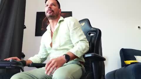 Snapshot of aaronbomer chatting on 07-25-26, 05:49 Aaron online show from 07-25-26, 05:49