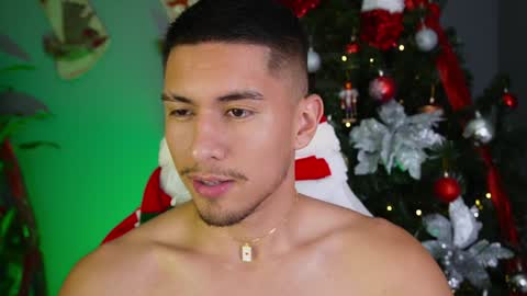Snapshot of aaronfox_ chatting on 12-24-24, 03:38 AARON online show from 12-24-24, 03:38