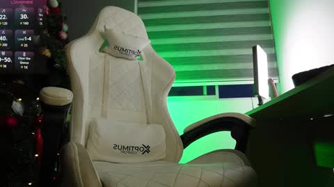 Snapshot of aaronfox_ chatting on 12-28-24, 11:05 AARON online show from 12-28-24, 11:05