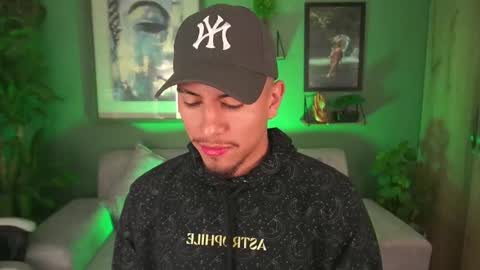 Snapshot of aaronfox_ chatting on 03-11-25, 01:23 AARON online show from 03-11-25, 01:23