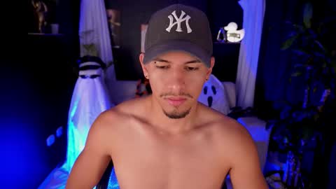 Snapshot of aaronfox_ chatting on 10-05-25, 12:36 AARON online show from 10-05-25, 12:36