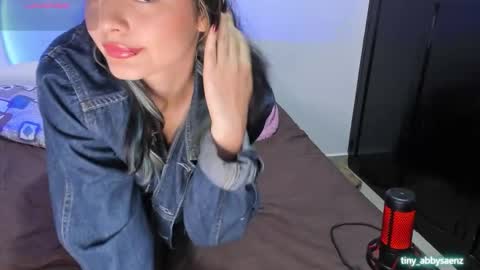 Snapshot of abby_saenz01 chatting on 10-08-25, 06:38 Abby Saenz online show from 10-08-25, 06:38