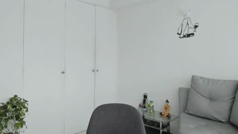 Laura  online show from 04-10-26, 04:44