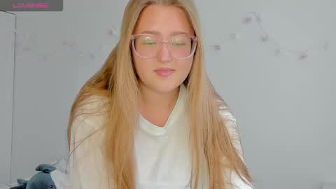 Snapshot of abbywyte chatting on 09-20-25, 01:45 Abby    Stream at Sat  Sun  Mon  Fri online show from 09-20-25, 01:45