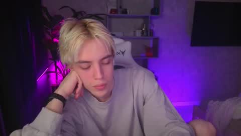 Snapshot of abslut chatting on 11-19-25, 03:12 Nick online show from 11-19-25, 03:12