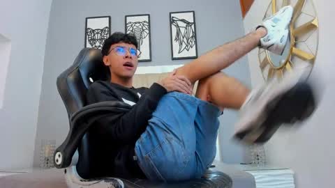 Adams Bobby online show from 04-12-26, 11:04